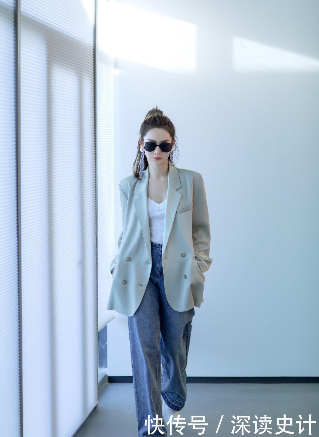 西装裙|戚薇拉离子烫真减龄，丝绒西装裙秀出白皙漫画腿，又酷又飒又养眼