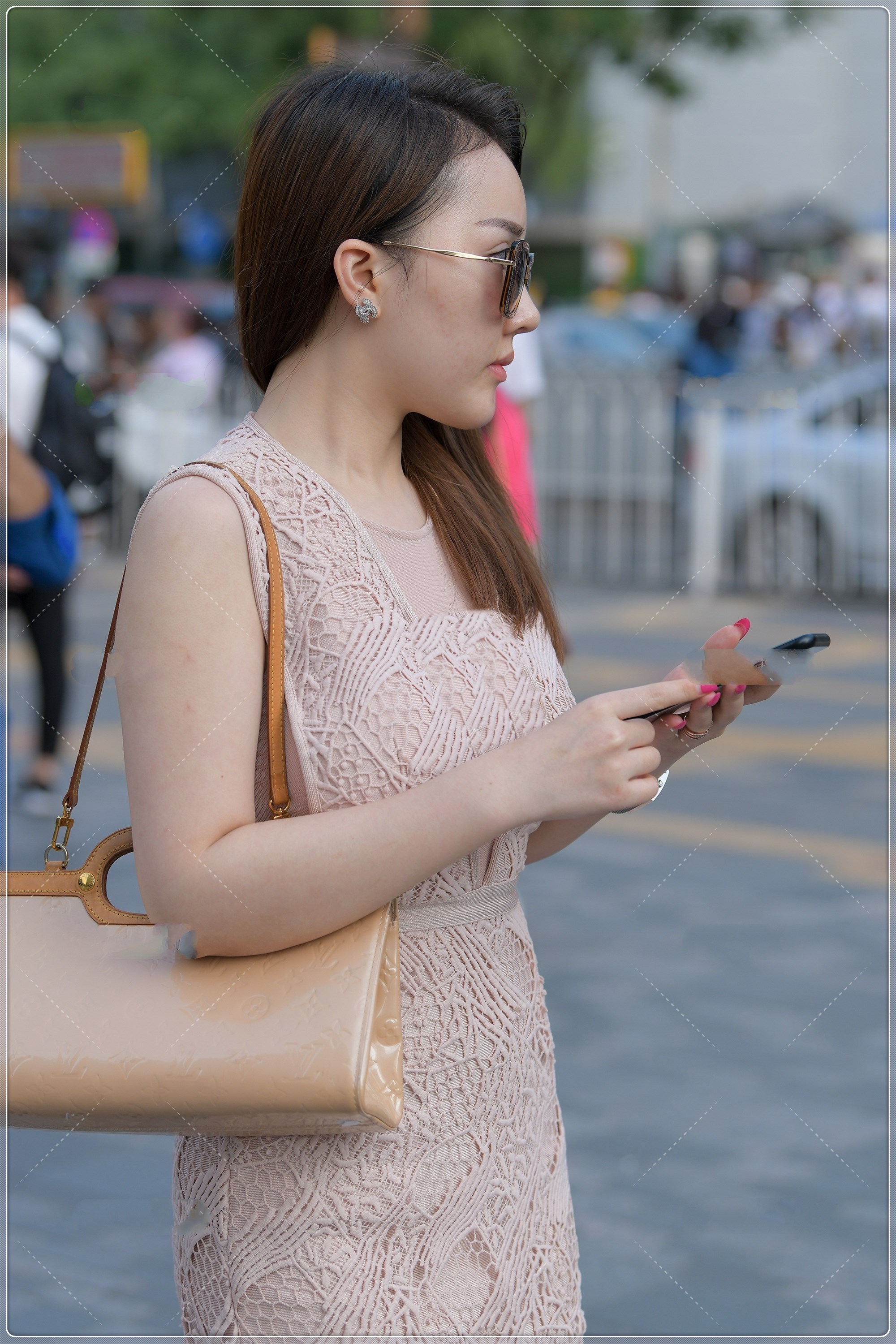 粉色|街拍美女:淡粉色无袖连衣裙,类似设计散发女性魅力,仙气十足