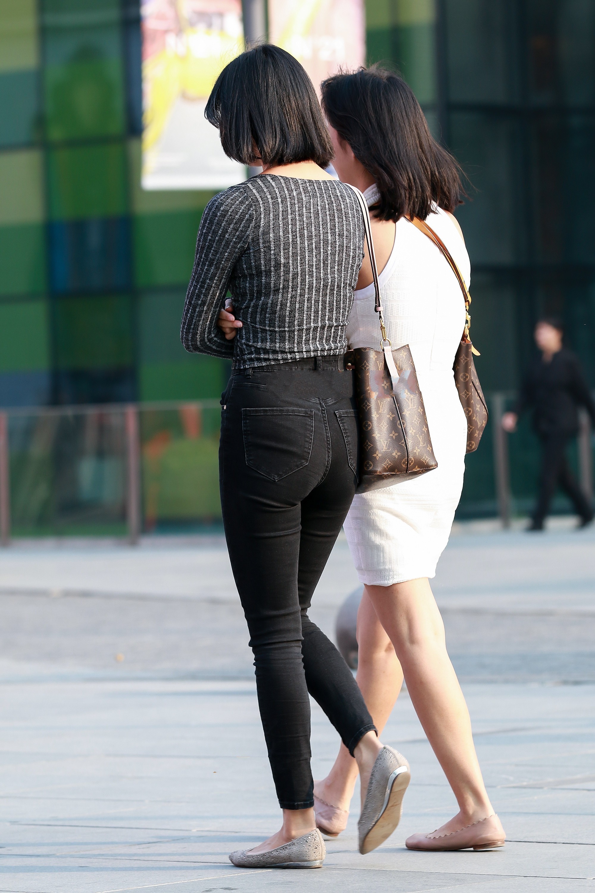 搭配|深V领设计, 展现自信的自己, 洋溢不同的风格