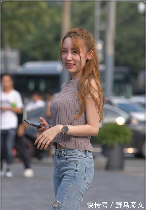 红色高跟鞋|美女穿搭：灰色粉红色的细针织与轻牛仔裤，纯净优雅，光滑浪漫