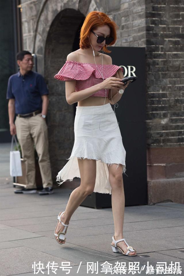 整体搭配 格子上衣,搭配一件白色裙子,气质素静温柔