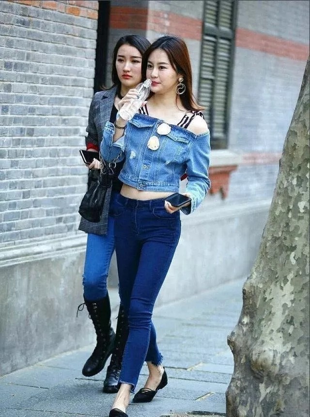 街拍:牛仔裤搭配十分显气质,时尚品味很不一般