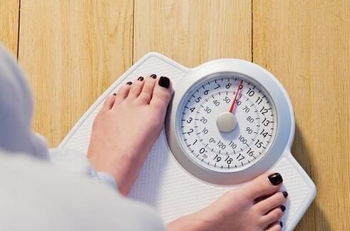 小肚子鼓鼓的很難看？堅持每天喝水加點“料”，輕松排出體內(nèi)垃圾