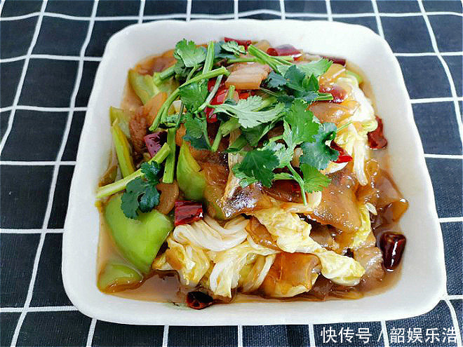 天冷了,白菜此做法才解馋!3块钱做一盘,我家一周吃5次,太香了