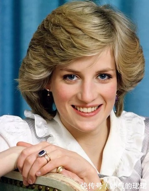 伊丽莎白 卡米拉的蛇形项链20年前做情人时查尔斯送的,蛇蝎气质一目了然