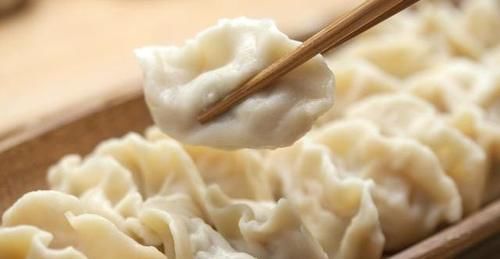  包西葫芦饺子，直接拌馅就错了，学会这样做，西葫芦翠绿不出水