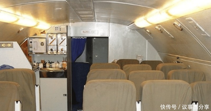 640吨运输机有趣细节 客舱没窗户 全是老旧仪表盘 还有2个小风扇