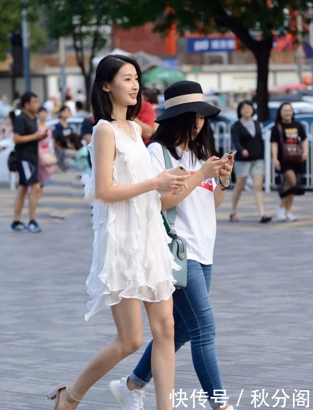 街拍:牛仔短裙搭配个性十足的短款T恤,既休闲随性又柔美