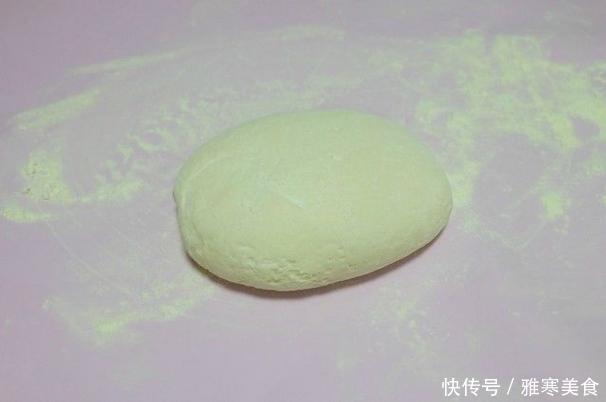 来点“特别”的花卷当早餐,皮上撒芝麻,放花生,满口留香