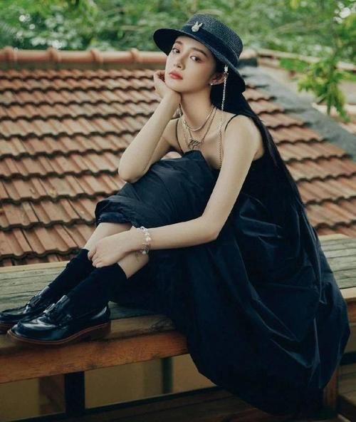 时髦有讲究的女人,穿裙子很少搭配高跟鞋,换上这4双才惊艳秋天