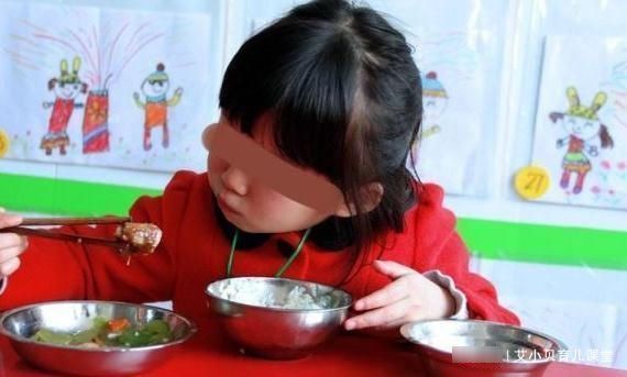 时分|儿子夸幼儿园饭菜香，每次吃两碗，妈妈看完老师，决定转学
