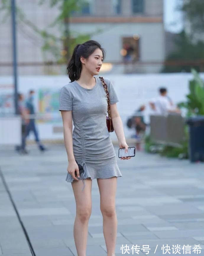 小蛮腰|怎样打造简约又青春的造型？小白鞋加连衣裙，清爽随性又时髦