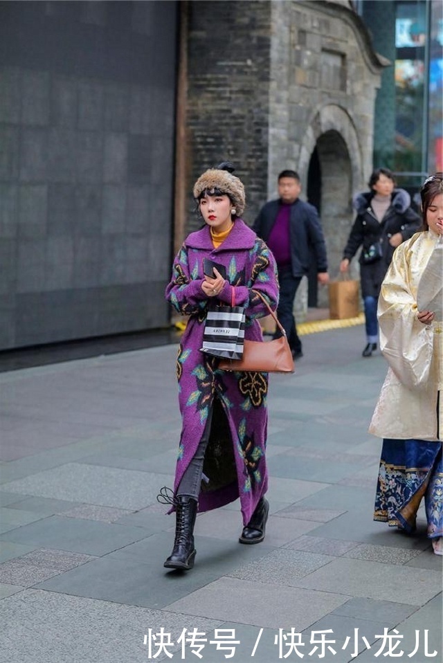 时尚街拍，身材好看的姑娘，搭配起来也很漂亮