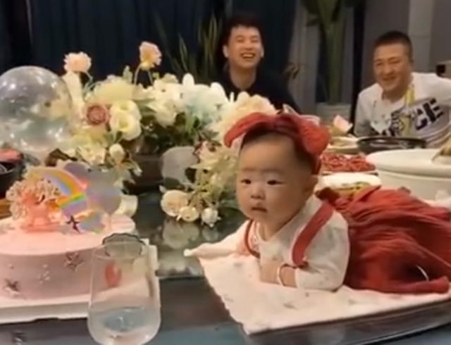 吃饭|萌娃变身餐桌上会动的“娃娃菜”火了,网友:菜名是“煲仔饭”吧