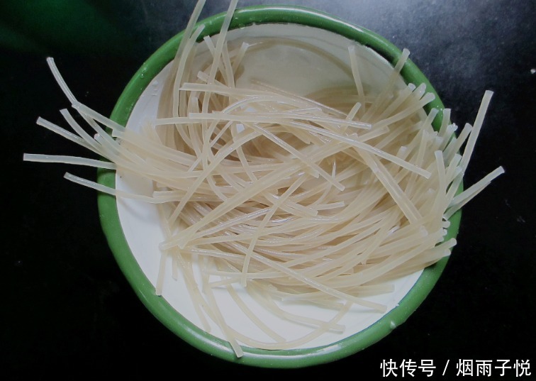 炒粉条,泡软直接炒就错了,做好2步,不粘连不起坨,爽滑又入味