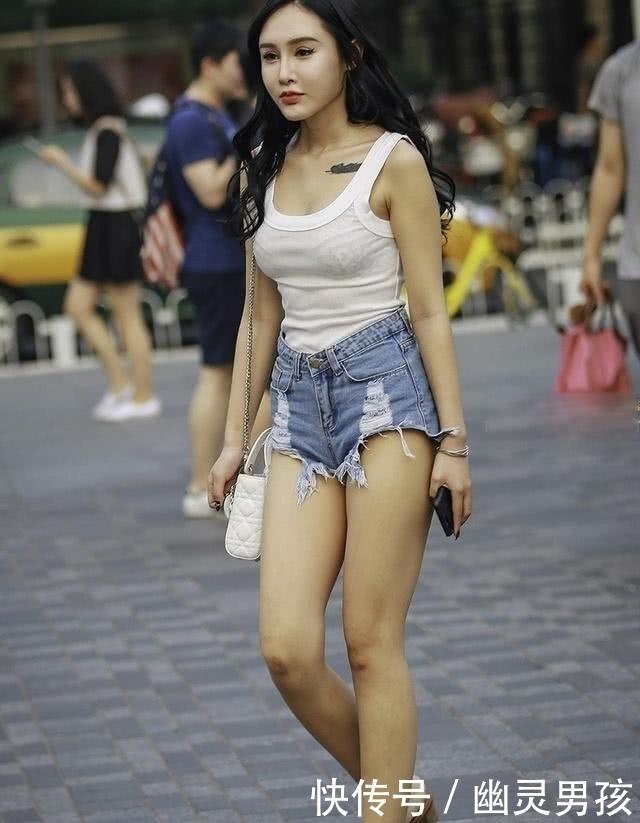 街拍:美女打扮穿着小清新范,显得很活泼,又有小女生的娇美!