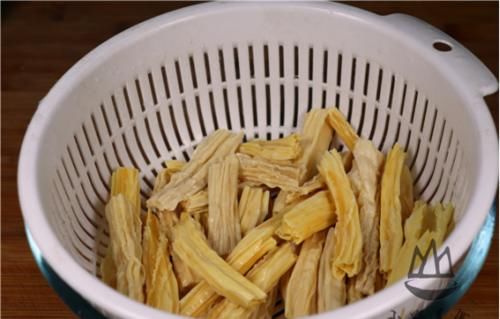 腐竹淋入1个鸡蛋，没想到这么好吃，无需油炸，美味又下饭！