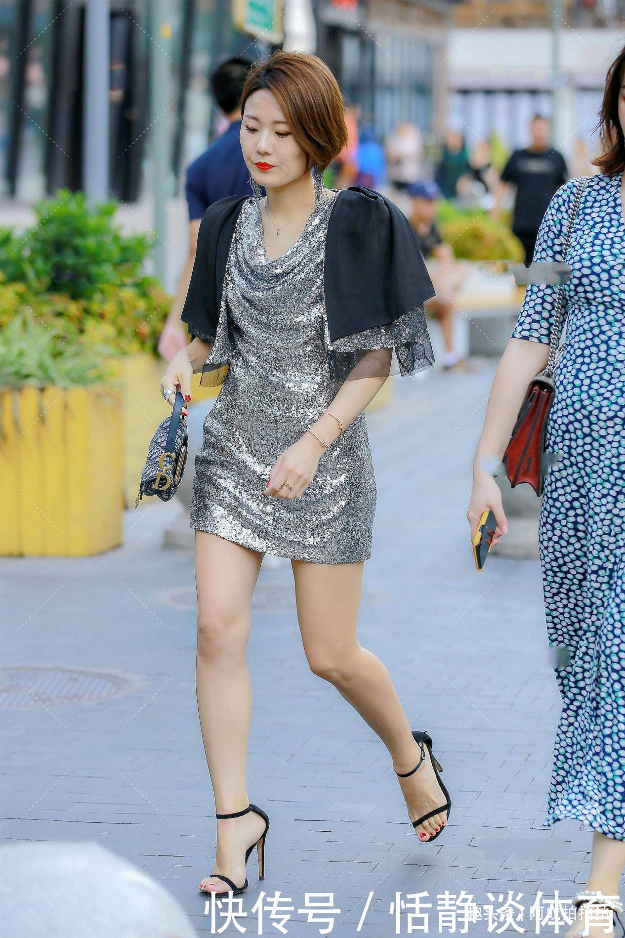 高跟鞋|银色亮片装饰裙子，选择适合自己的单品搭配，更显高级洋气