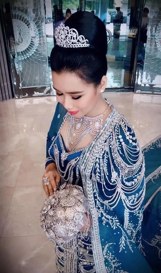 土豪|缅甸又见土豪婚礼,新娘一身价值十多亿,连捧花都是钻石