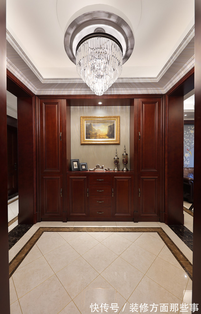 客厅|155平美式风三居室客厅望向餐厅整体红色调,让人感觉无比温馨