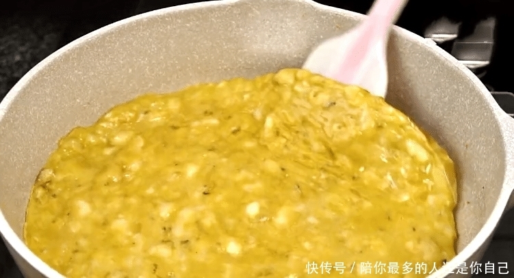 想吃香蕉饼不要出去买,教你在家做,香甜松软又好吃,5分钟出锅