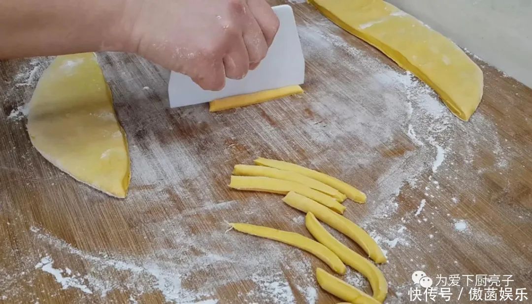 以后南瓜面粉就这么做,加3个鸡蛋,不蒸馒不烙饼,上桌就被抢光