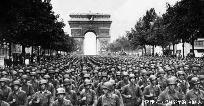 跳伞|飞行员被袭击,跳伞误入敌军老巢,创造一人俘虏上千敌军的传奇!