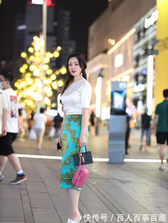 短袖衫 一身绸缎面穿搭,白色短袖衫配孔雀蓝绣花裙,优雅复古又魅力迷人!
