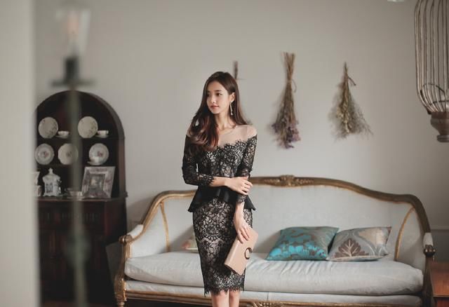 孙允珠蛇纹包臀裙和蕾丝纱网包臀裙，尽显贵妇气质，哪款身材好?