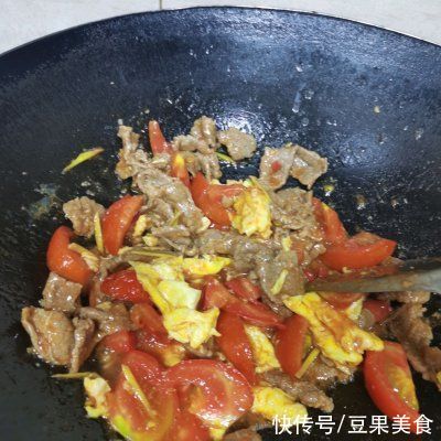 油炒牛肉|老少皆宜的西红柿鸡蛋炒牛肉，香软咸鲜，味美可口