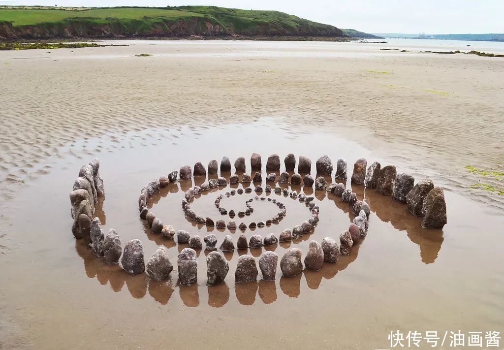 陆地|堆石头的艺术家又来了,最新作品艺术感更强,治愈强迫症