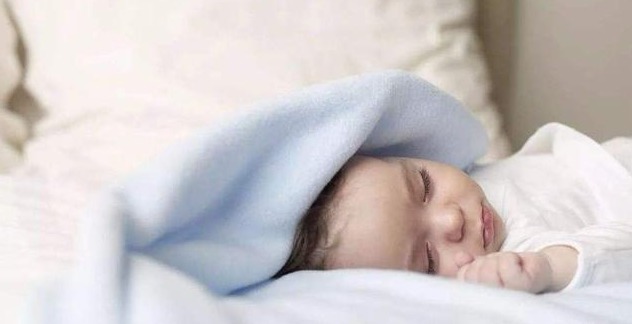 睡眠质量|婴儿睡觉时总是满床打滚,背后原因在这里,父母别忽视了!
