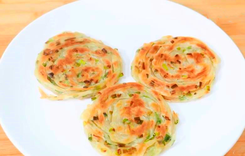 油饼|饺子皮别只会包饺子,试试这种做法,层层松软,出锅后比饺子还香