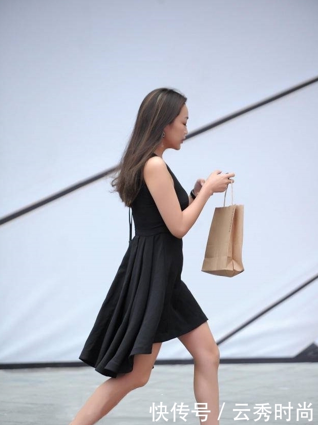  魅力十足|魅力十足的牛仔裤小姐姐突显腿部迷人轮廓，尽显美轮美奂的气质！