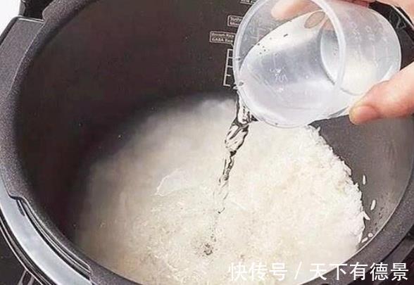 大部分|煮米饭用冷水还是热水？大部分人都放错了，难怪米饭不香，不软糯