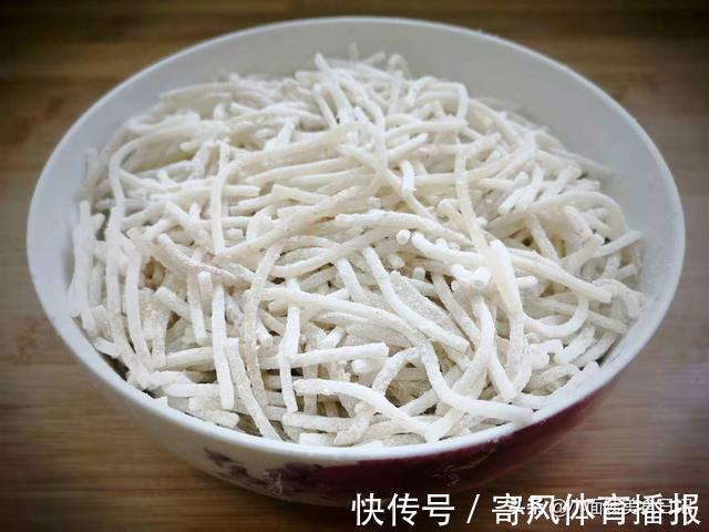 土豆粉|冬季遇到此菜别手软,一次囤10斤,不怕过期,随手一炒越嚼越香