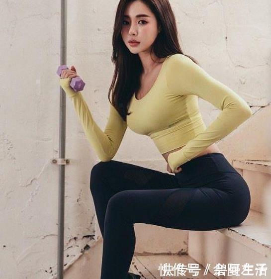 紧身打底裤|街拍优雅迷人的紧身打底裤美女,衬托出女性优美的曲线