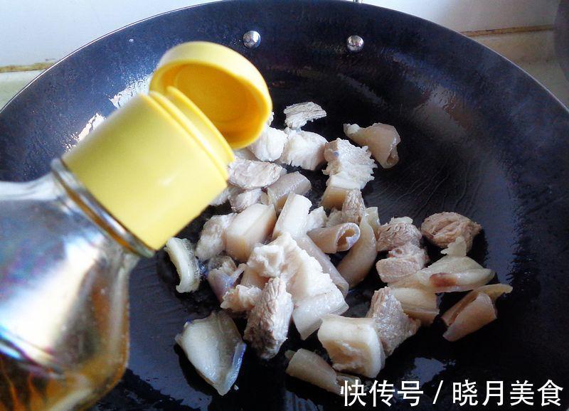 看我家冬天周末午餐，干豆角红烧肉配土豆丝，好吃不油腻又好做