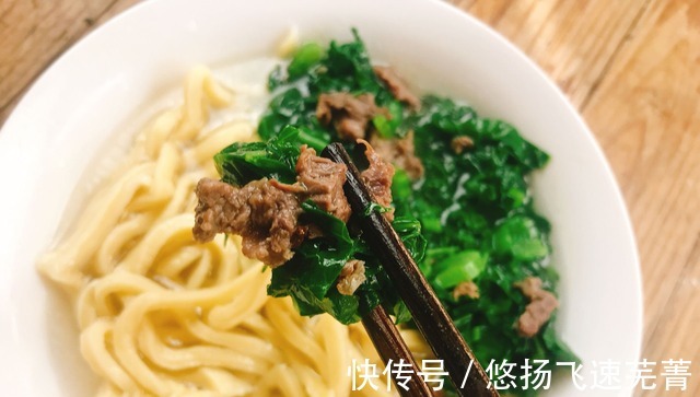 鸡蛋手擀面怎么做教你一招，面条爽滑筋道，吃着真过瘾！