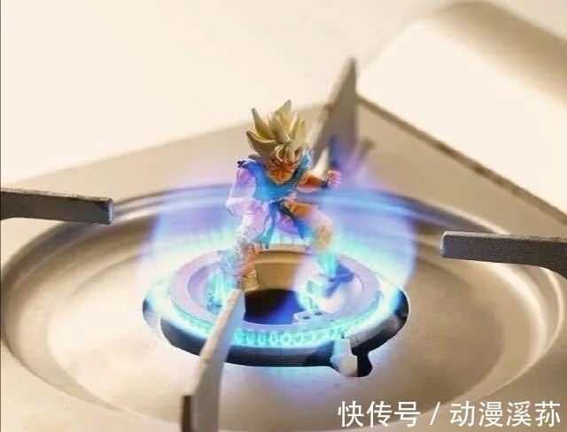 玩法|用手办来压泡面,这是土豪行为,那你见过更“壕”的吗?