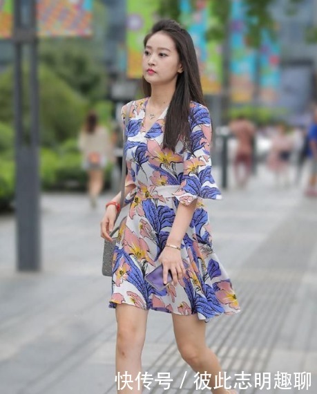 性感|路人街拍,羞涩可人的小姐姐,大长腿十分亮眼,尽显性感女人味