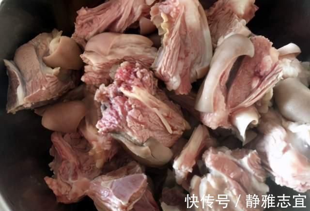 冬天炖羊肉汤时,切记“1放3不放”,羊肉汤鲜膻味小,还不发黑