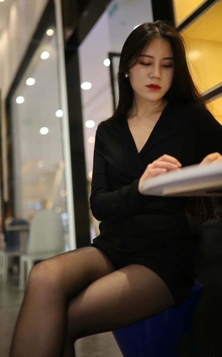 大长腿 黑色丝袜穿出季节感,搭配黑色尖头细跟鞋,连衣裙更显气质