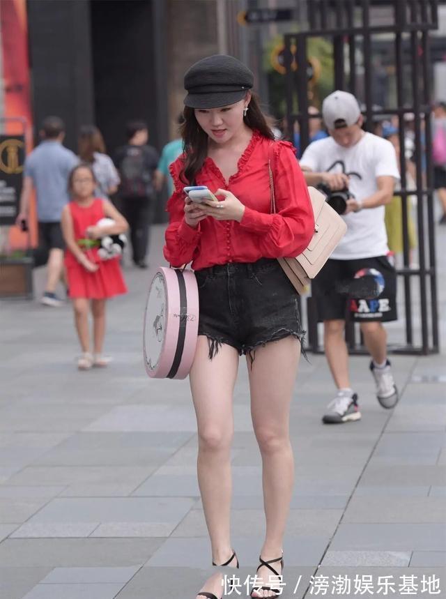 大师们 黑色无袖上衣搭米色打底裤,高级又优雅的配色,都市女性必备穿搭