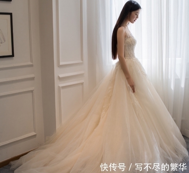 太好看了,彻底被试婚纱的小姐姐迷到了,网友:仙女模样