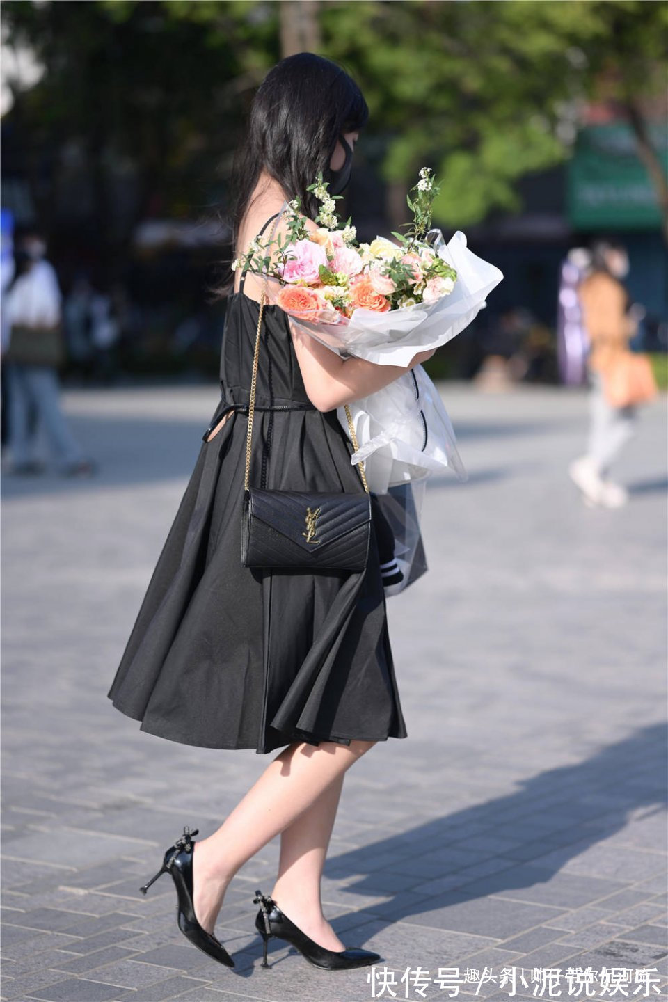 姑娘 精致的姑娘,会选择尖头细跟鞋,鞋跟不用很高