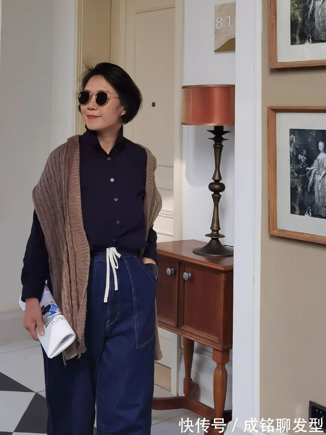 风衣|60岁女人入秋这样穿,简单随意的穿搭舒服又高雅,时尚减龄有格调