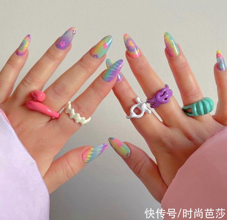 看到Jennie晒手上的戒指，终于找到原因了