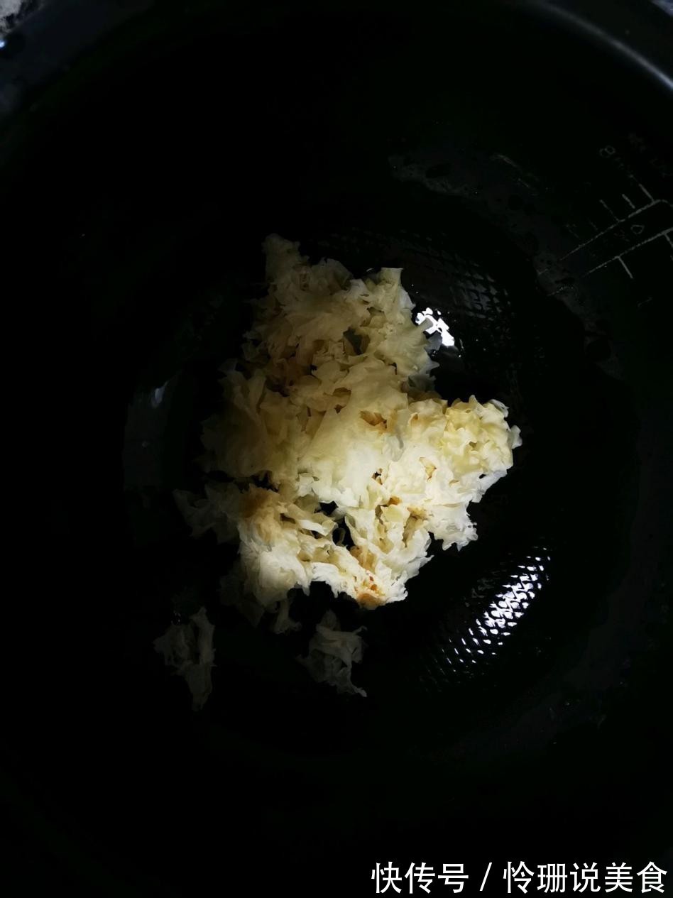 美味银耳莲子羹，营养丰富滋补身体，一个电饭锅就可以做