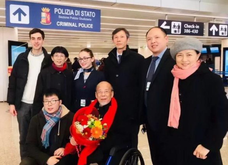 才下《朗读者》,又携“白发少年团”,对话97岁指挥家曹鹏